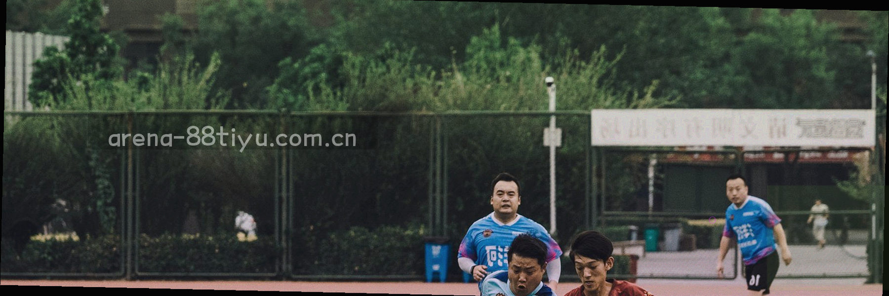 深蓝色底上流动的数据线条与光点组成的抽象图形，表现夜间场馆灯光下赛事数据的流转